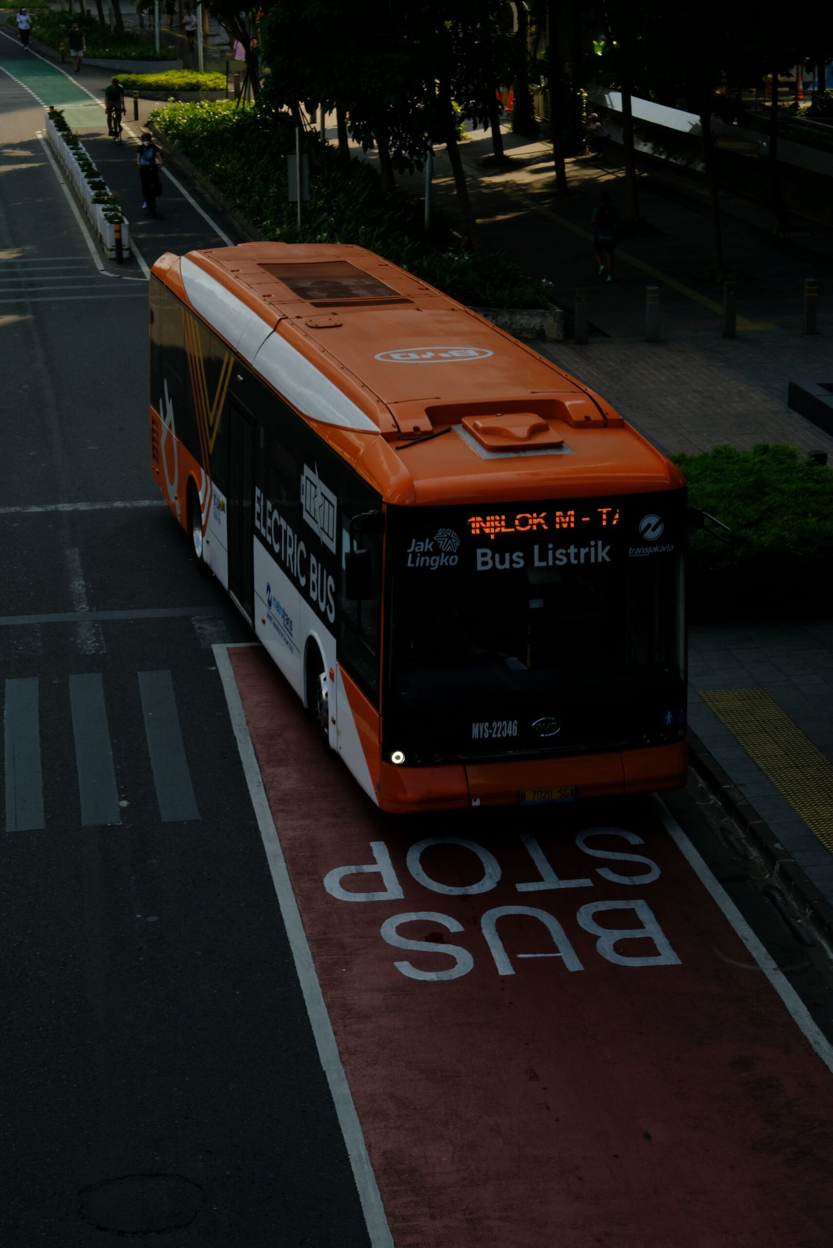 bumetro bus rapid transit station with dedicated lane system